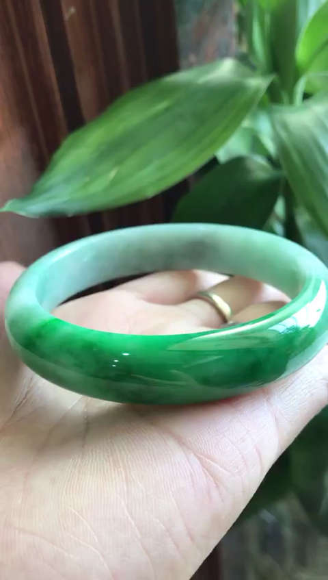 59圈好种水润一抹阳绿宽边手镯,尺寸59*13.3*7.