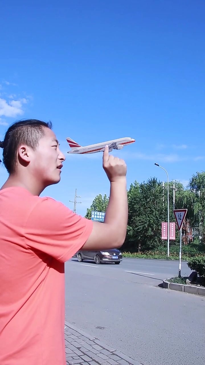 �人小微}听说徒手抓飞机可以上热门0000