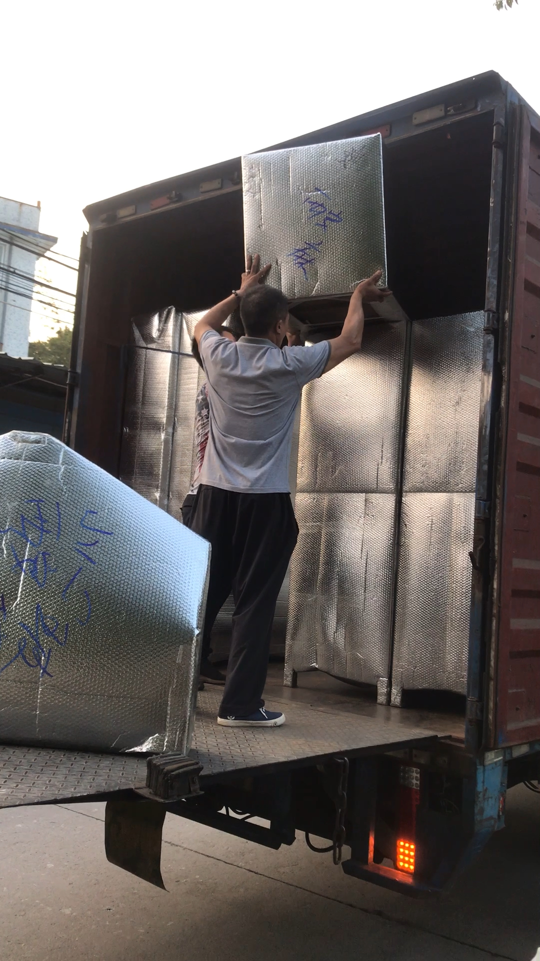 发货,红木家具满满一车