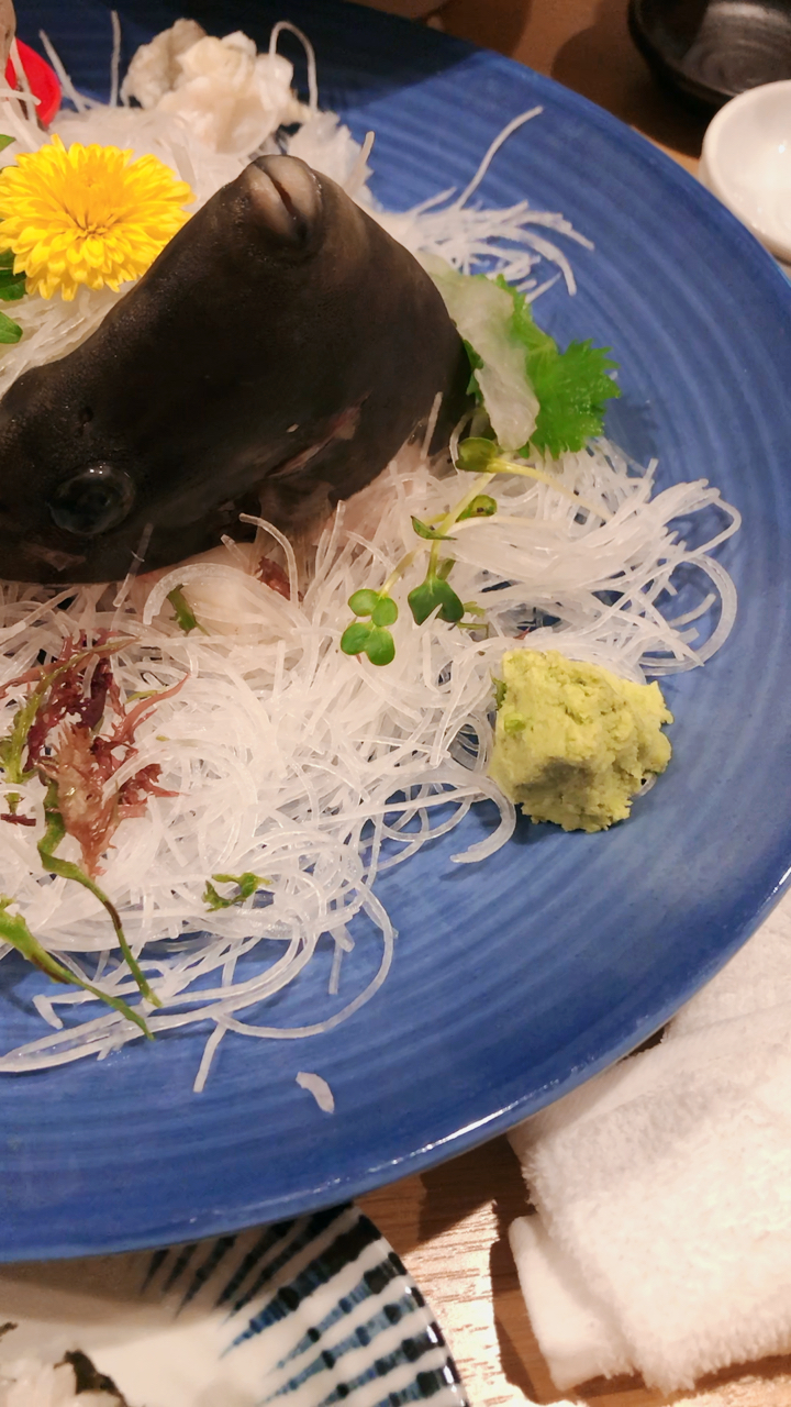 扒皮鱼活做刺身,原来鱼肝生吃很好吃.扒皮鱼的肝生吃真的特别香.