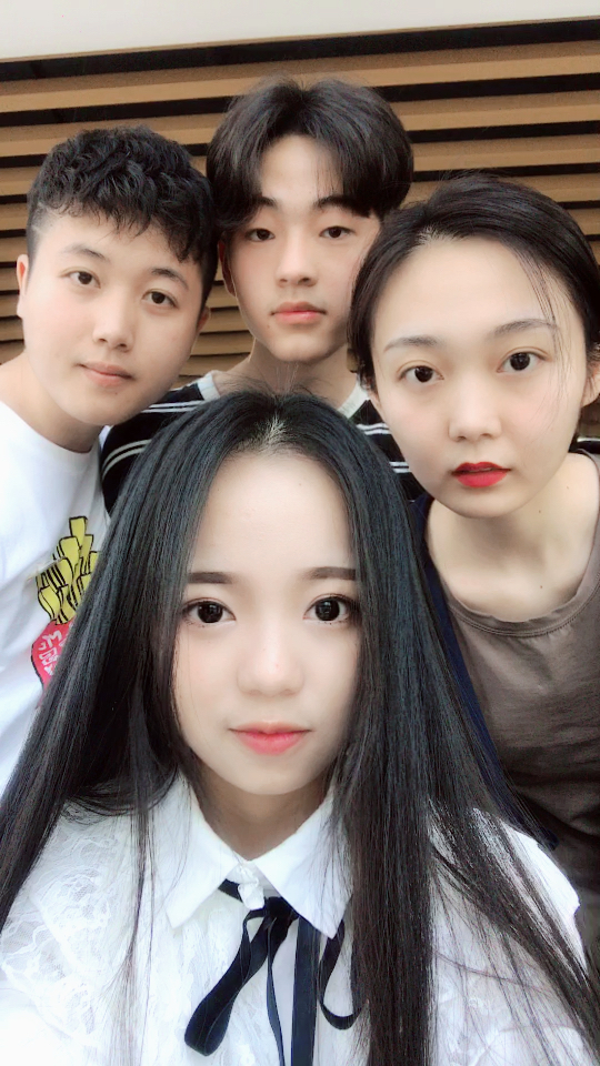 一群人就这样盯着你~对不起我忍不住08