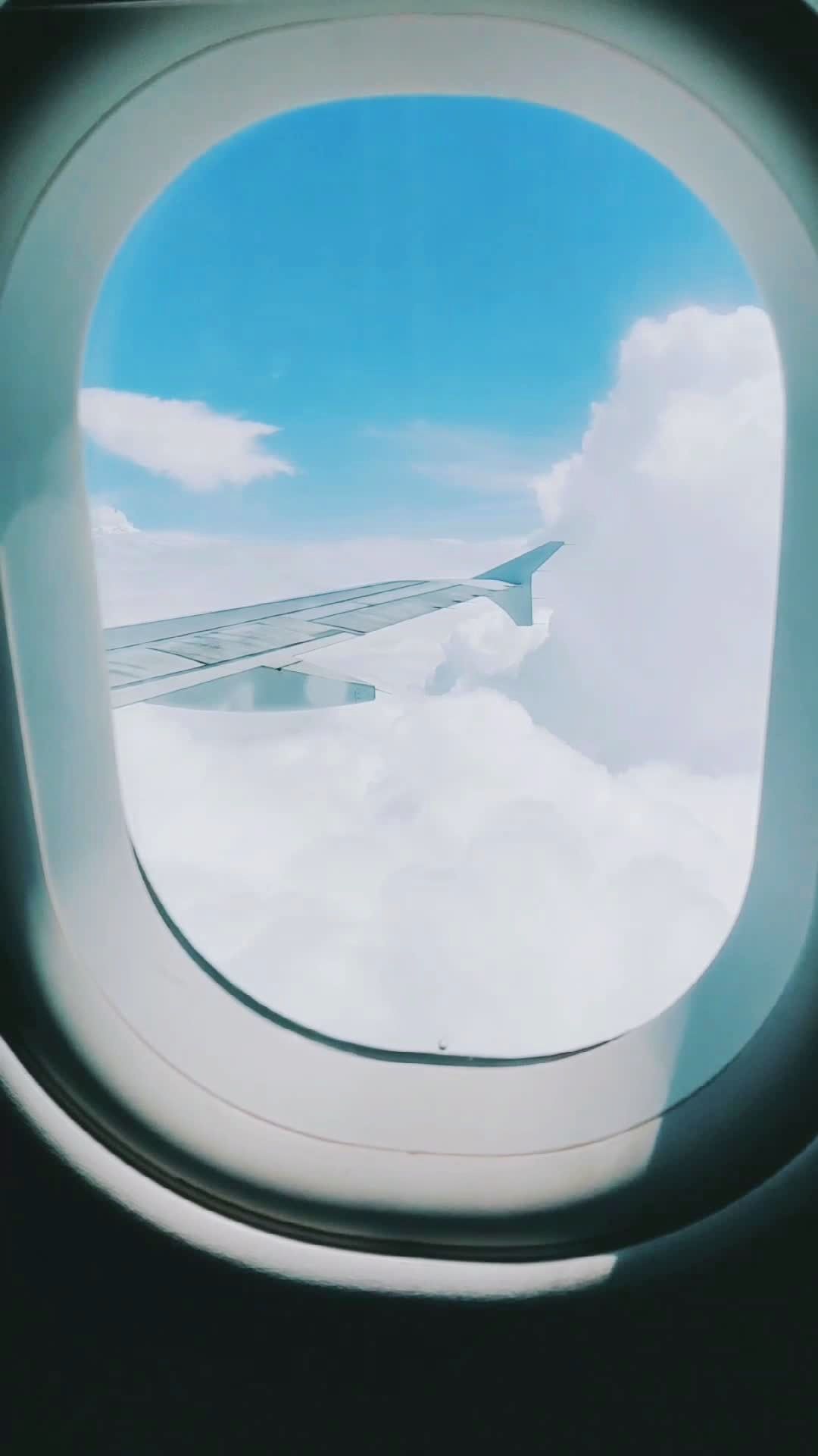 实拍,飞机穿云瞬间