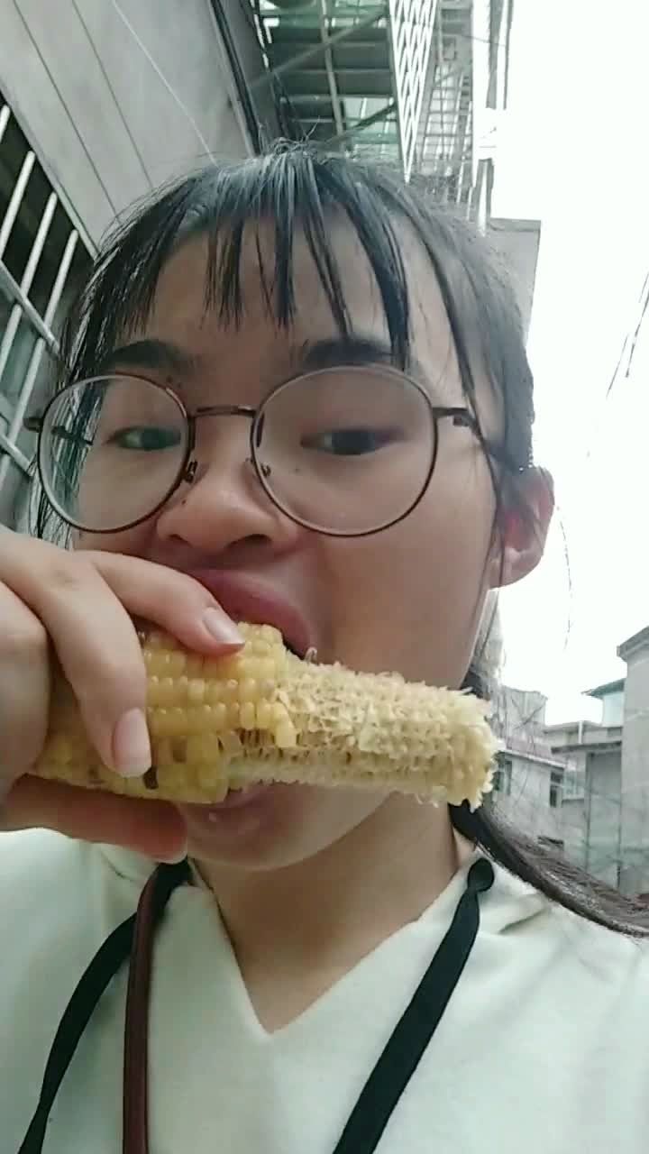 第一种啃玉米的方法@{uid:1502349662339070,nick:经纪