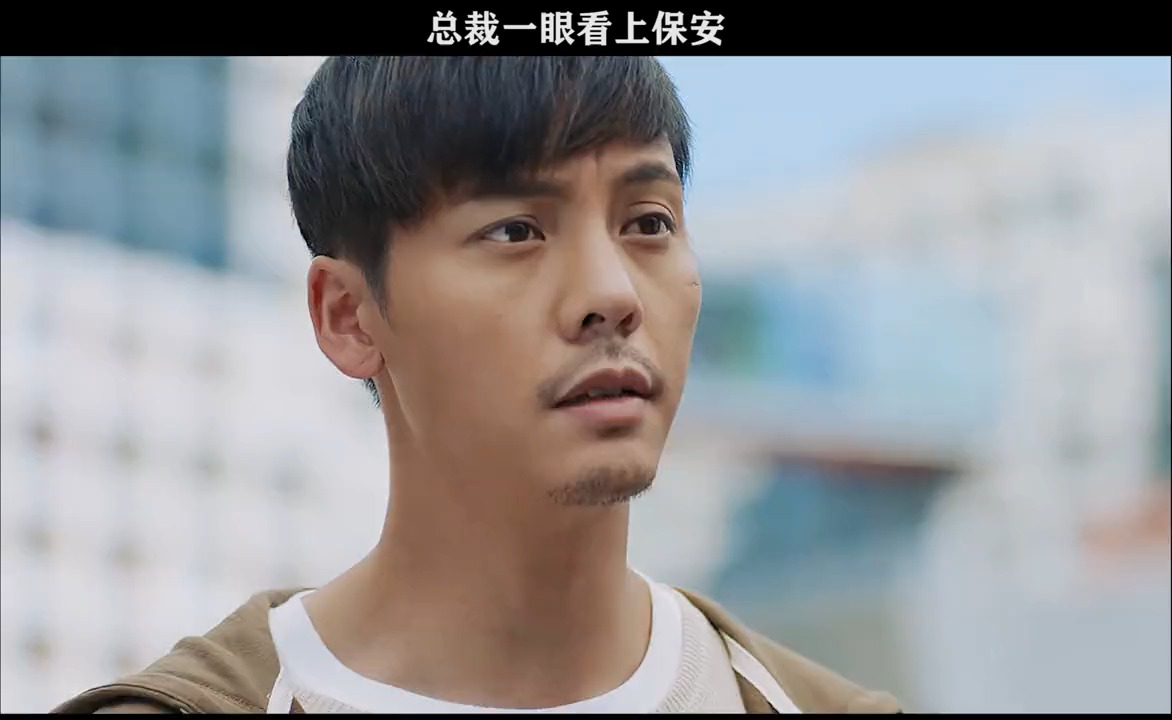 陈伟霆骑着心爱的小摩托