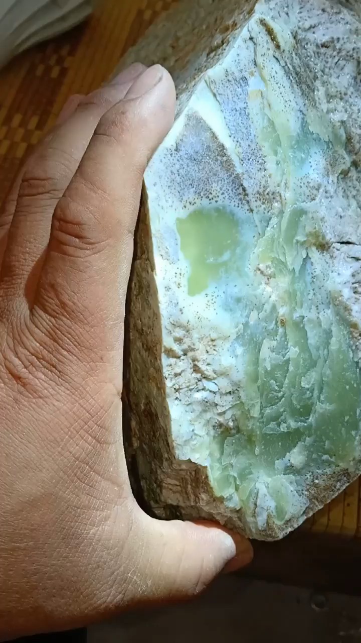 今天刚开的一块玉石,这横切面也太帅了