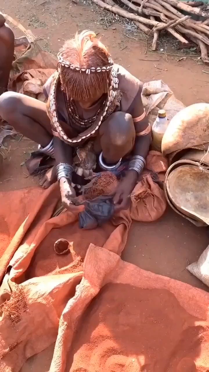 非洲原始部落,用红泥涂满全身,一辈子都不洗澡!