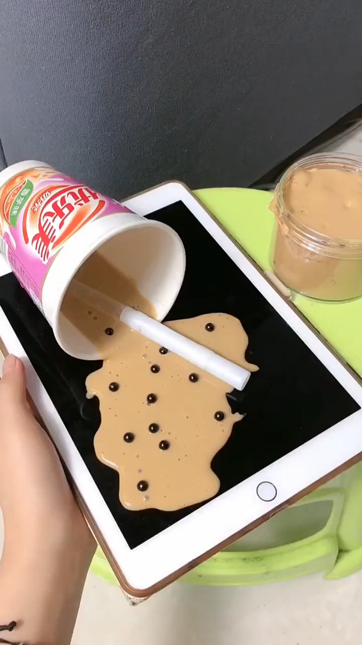 不小心把奶茶洒到了老公的平板上,他会是什么反应