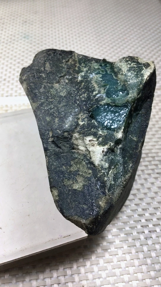 1.4公斤莫湾基翡翠原石,冰种