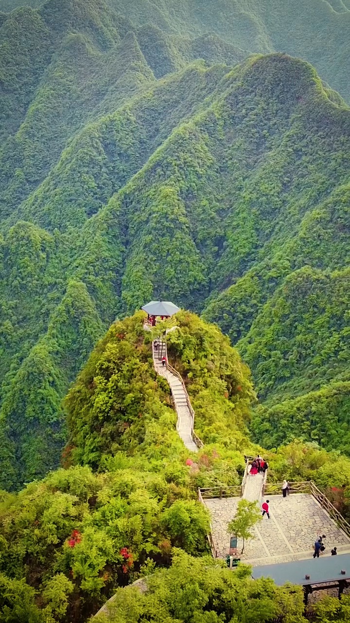航拍秀山川河盖心子岩,挂在悬崖上的美景.