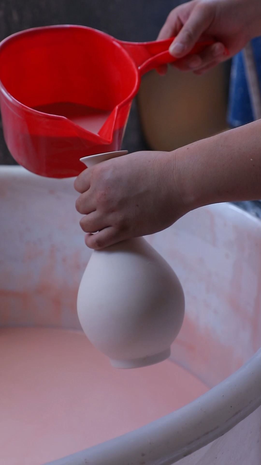 中最难的一道工序就是上釉#汝瓷 #高端瓷器 #非遗传承在微视