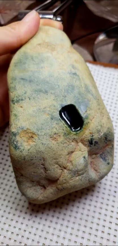 脱沙墨翠高品质原石1064克