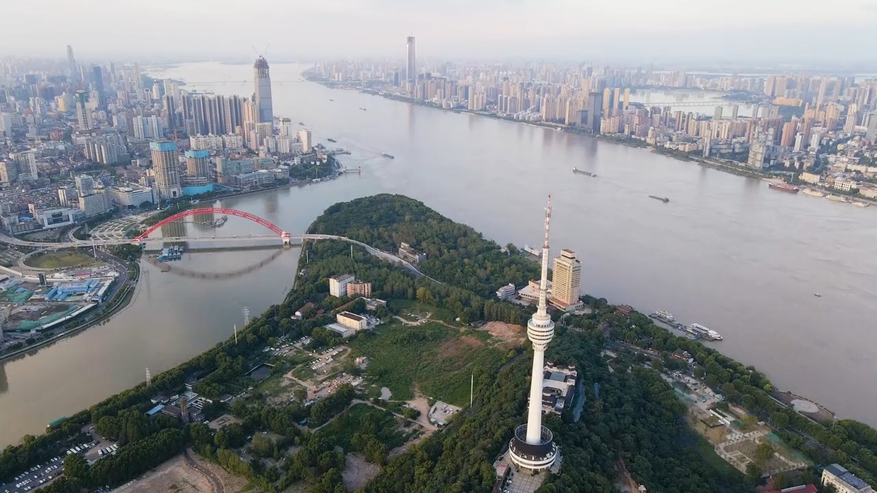 武汉南岸嘴地貌独特,有一些香港维多利亚港和上海外滩的风采,更与著名