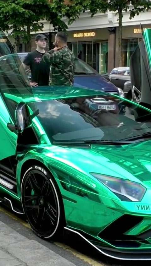 荧光绿的法拉利一出现,就抓住我的眼球!