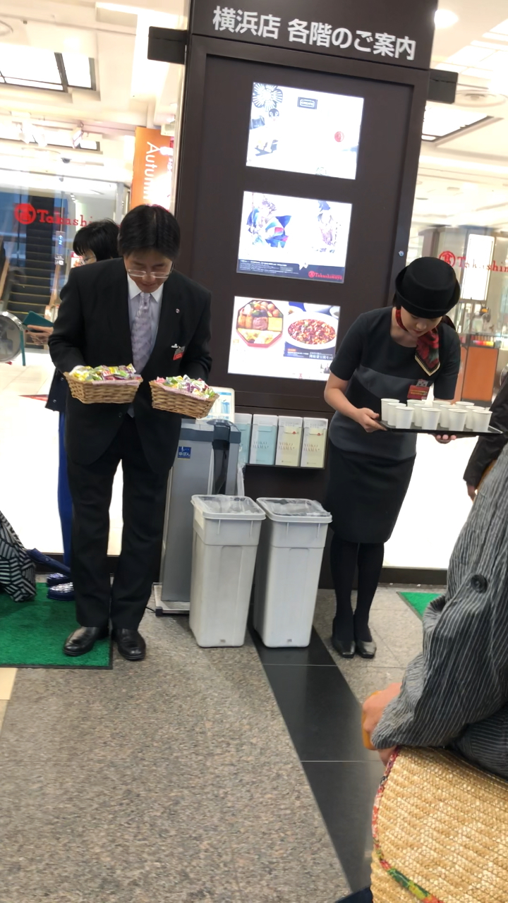 日本商场的开门前服务 为我们提供热茶和小点心07