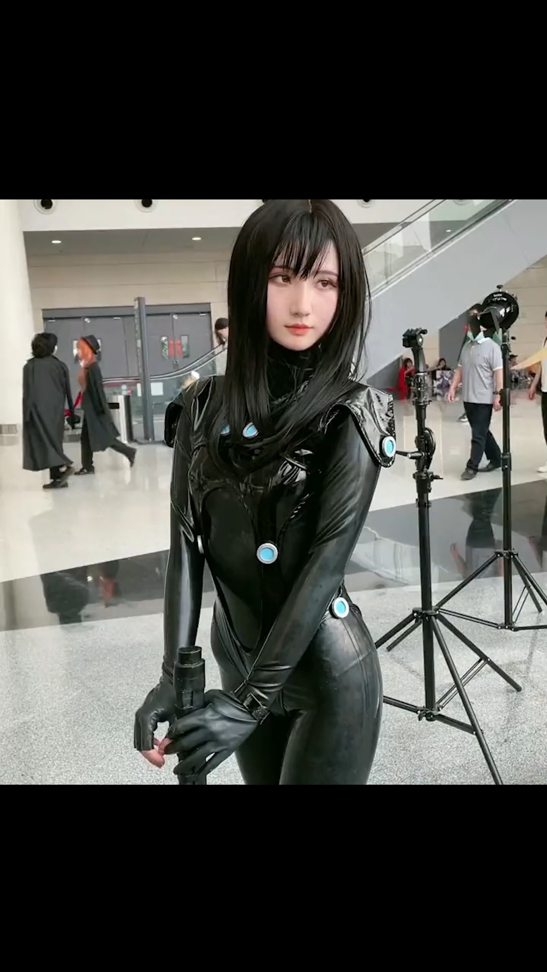 皮衣小姐姐好像娃娃啊