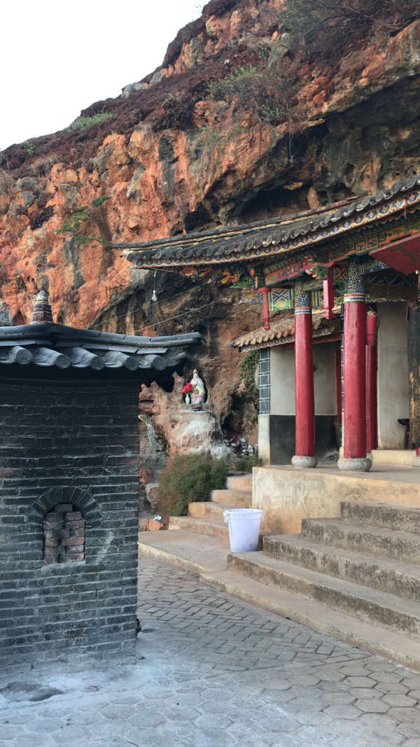 乡村山上的古庙