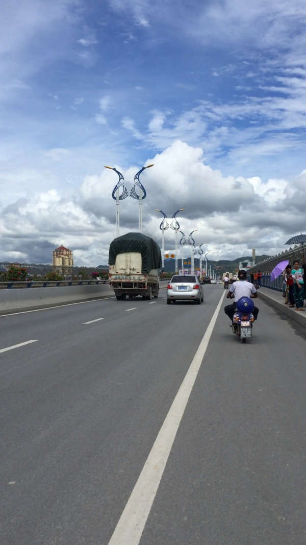 姐告大橋,通往中國唯一的關外之地的大橋,橋上行色匆匆的就是緬甸人!