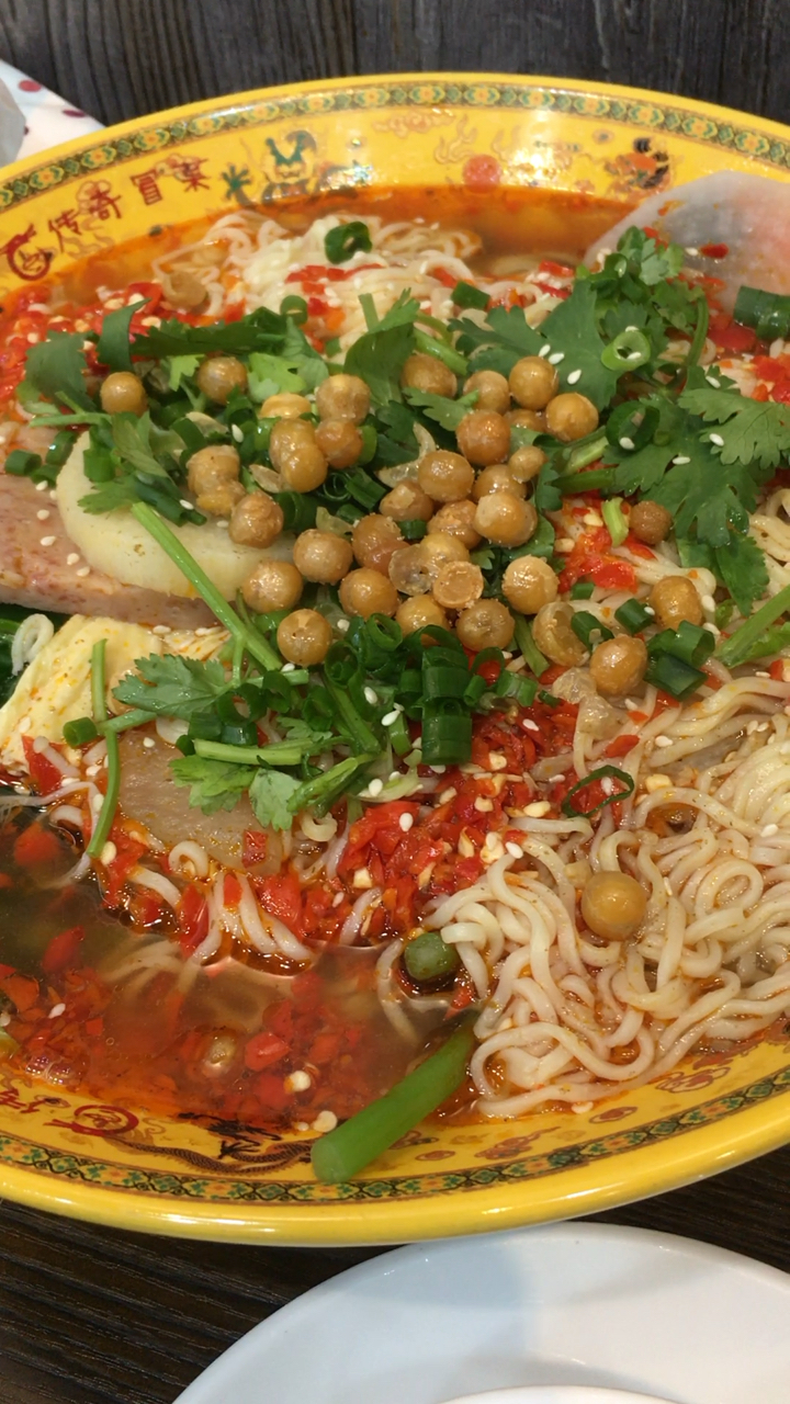 到饭点了 来一大碗辣辣的面条