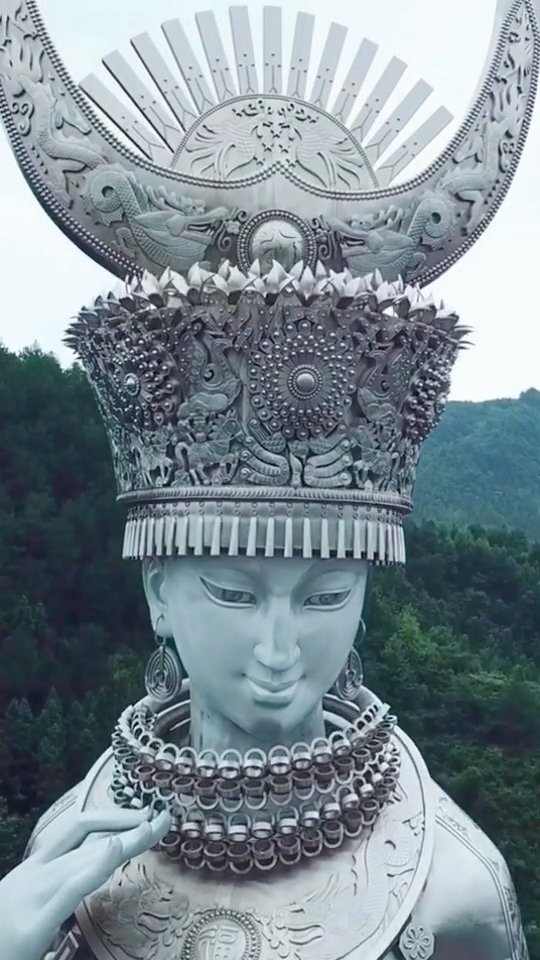 阿莎大型雕像坐落于贵州省剑河县仰阿莎湖畔,是全国最高的苗族美神