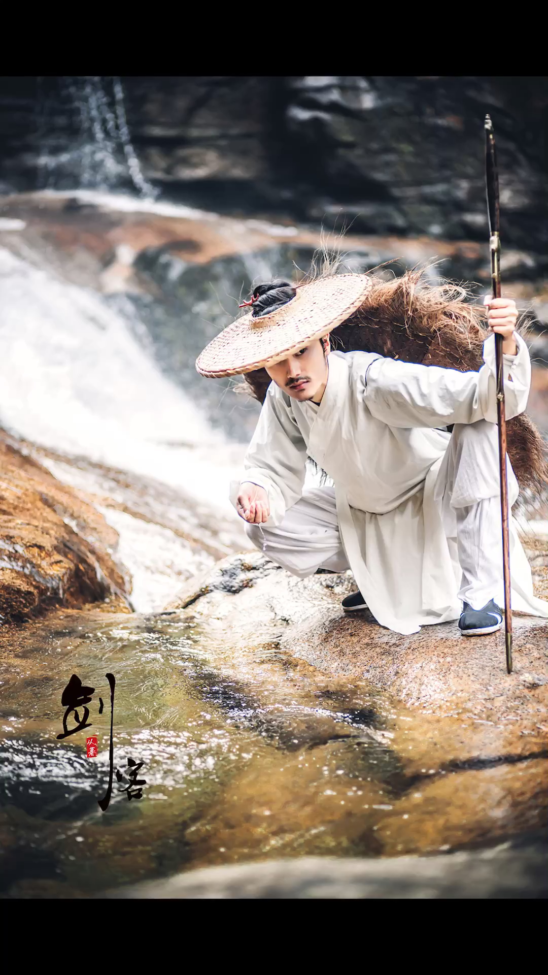 浩气冲天贯斗牛,英雄事业未曾愁.手提三尺龙泉剑,不斩倭贼誓不休!