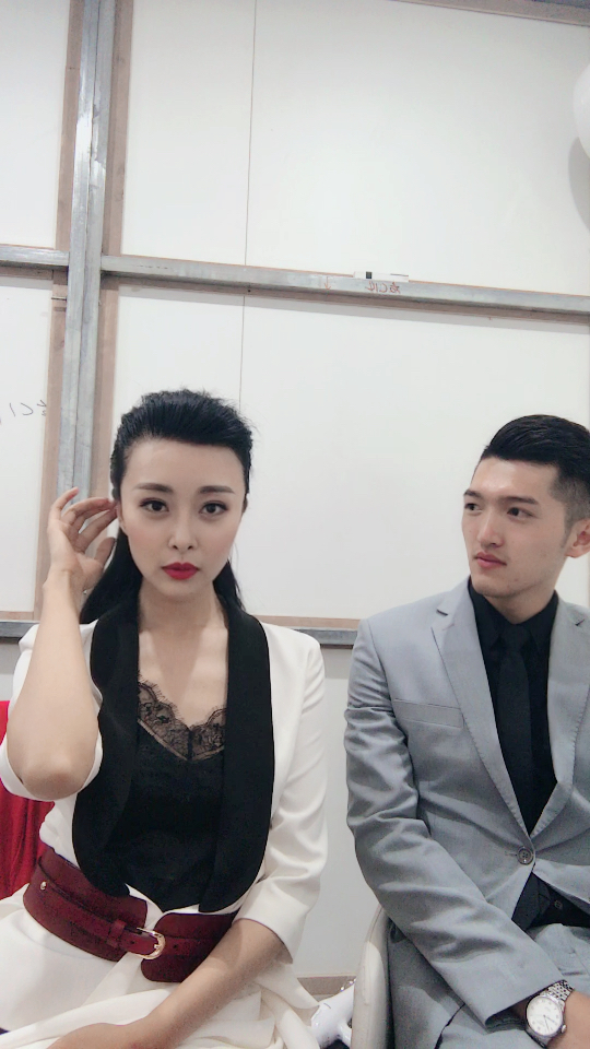 山鸡哪能配凤凰呢?想也不可以,看也不可以