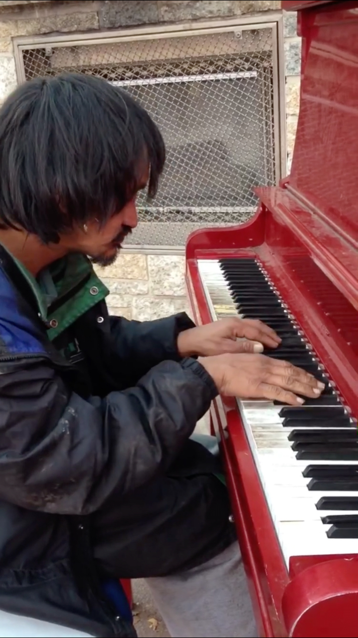 ryan arcand弹奏自创钢琴曲《the beginning》,琴声哀怨诉衷肠.