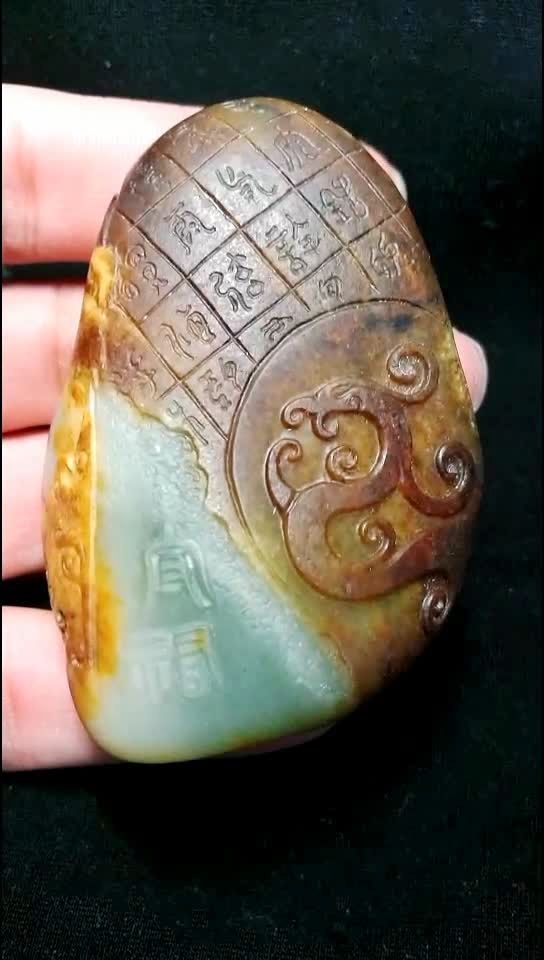 锦灰堆手把件【仿古凤】 尺寸:65*46*28mm   重量:120克 说明:和田玉