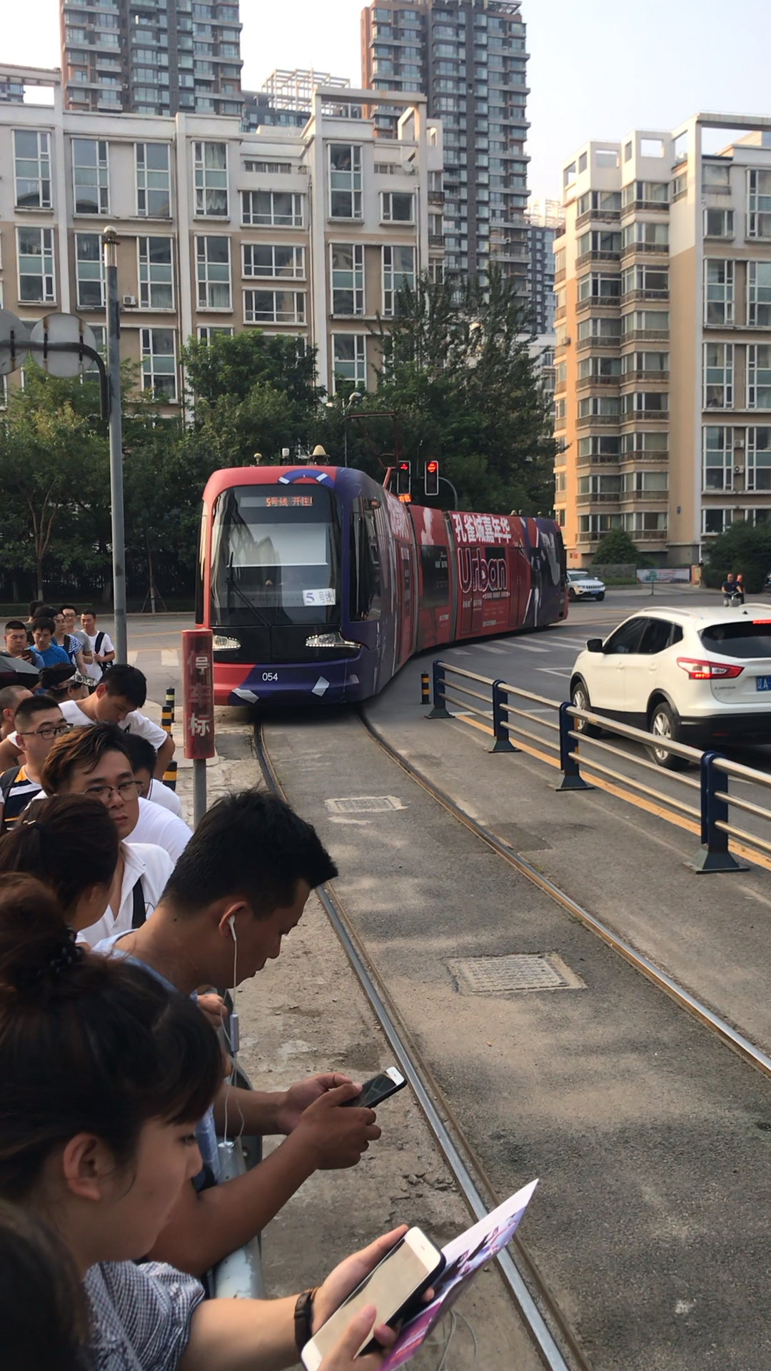 轻轨五号线的广告贴膜.