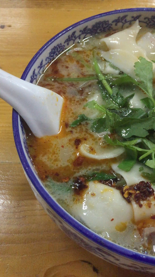 入冬了,一碗正宗的河南方城羊肉烩面是慰籍中原游子们最好的选择.