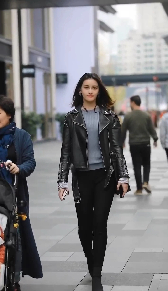 是歪果仁小姐姐吗?还是混血美女?