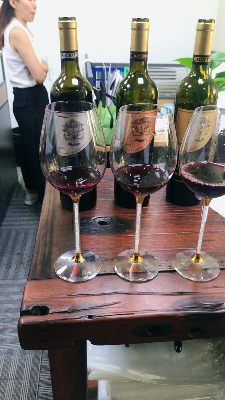 每天坚持味蕾最清晰的时候试酒,只为客户挑选更好的品质.红酒.