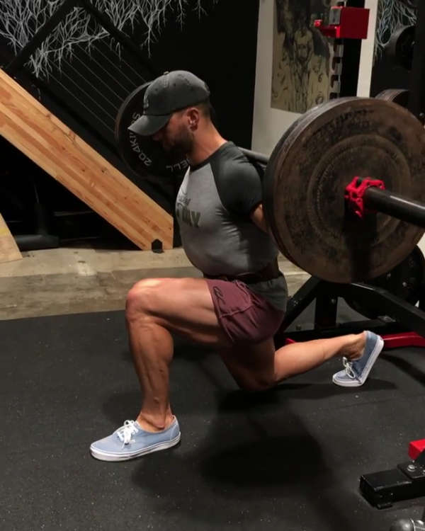 杠铃宽距箭步蹲:侧重锻炼臀部,股二头肌