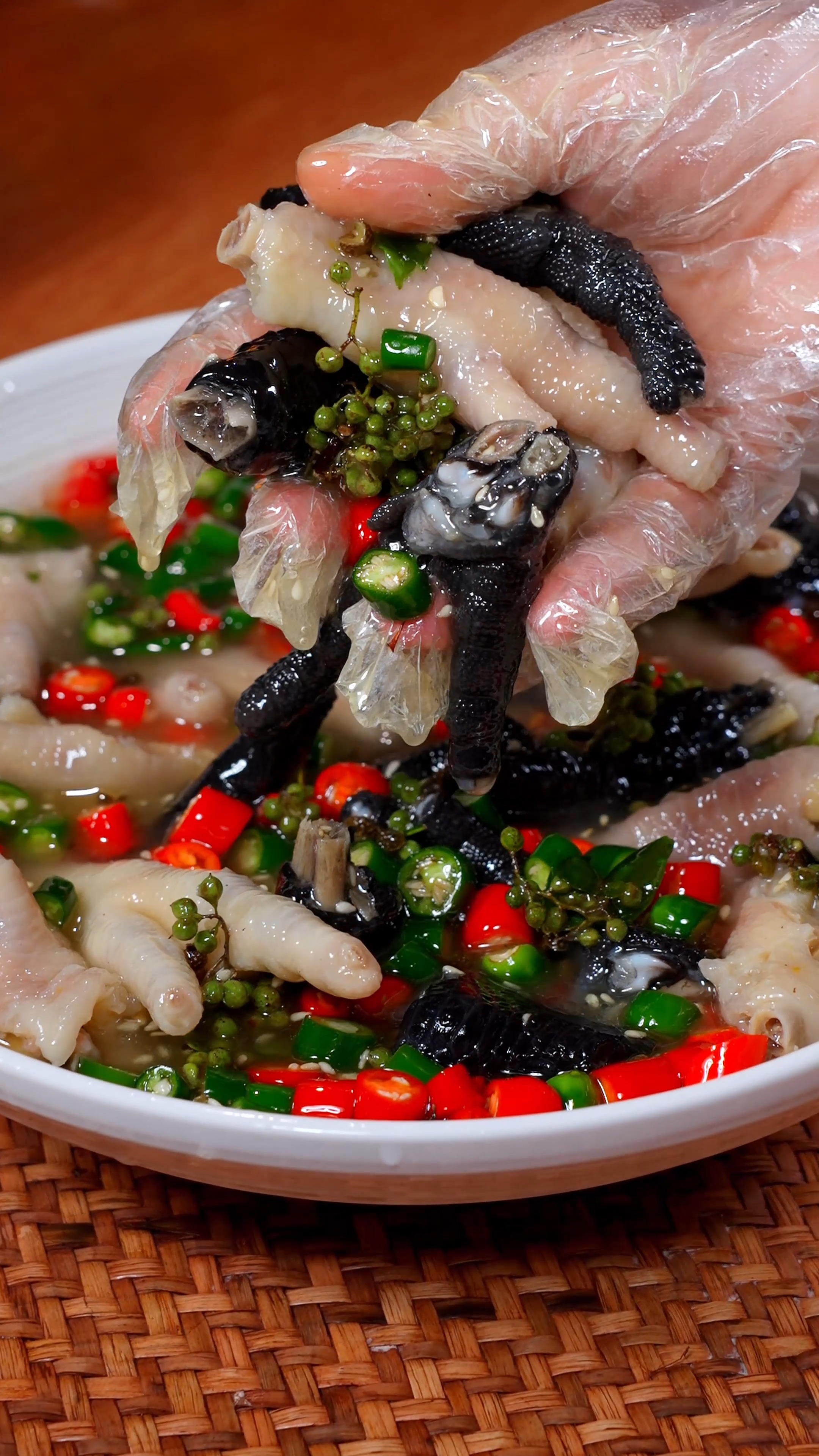 藤椒鸡爪,麻辣清香,椒麻味十足.#藤椒鸡爪#夏日美食秀 #言夏之意