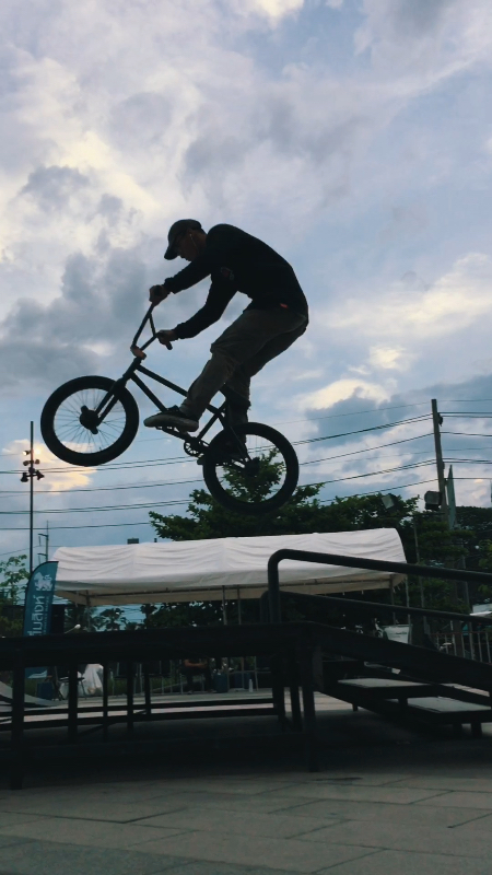 清迈街头的极限单车bmx,一次成功的背后是无数次摔倒,敬所有坚持极限