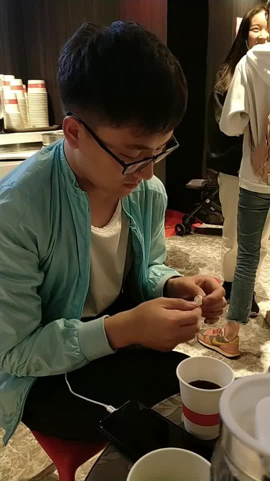 是什么让一群男生在海底捞叠星星,是爱嘛?是责任嘛?