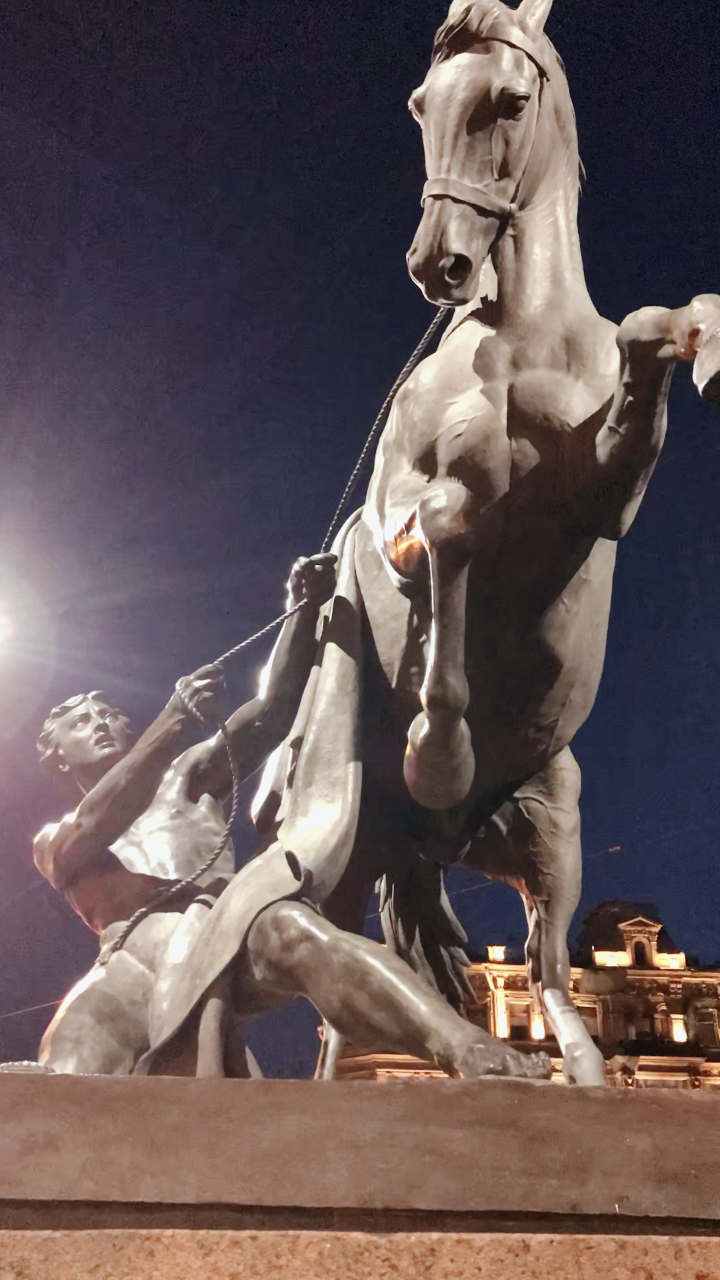 俄罗斯#圣彼得堡 著名的驷马桥 四匹骏马栩栩如生 驯马男子强壮有力
