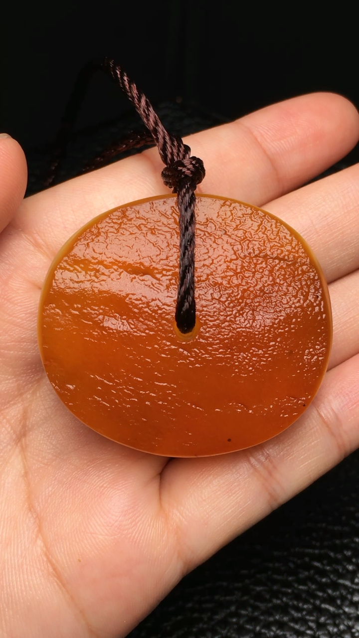 纯天然蜜蜡藏扣,皮色红润光泽,古香古色.