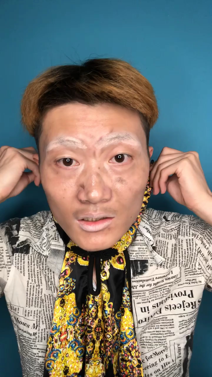 觉得大叔丑的给他两锭子,觉得妆后帅的,鼻子戳两下,把鼻子戳塌点,免得