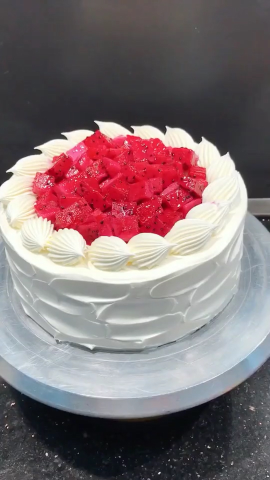 新品火龙果奶油生日蛋糕,喜欢的点赞!