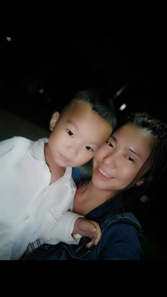 干儿子,和干妈合影78亲家母我们一起开心每一天!