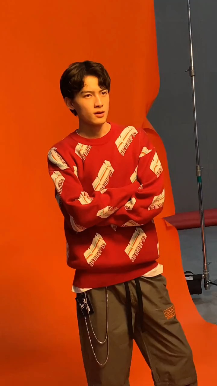 帅哥的单挑眉真的太绝了吧!虽然最后又在偷偷害羞