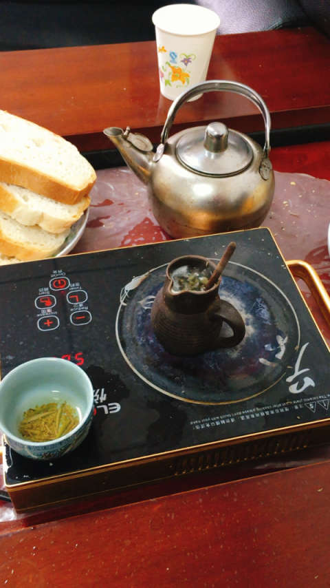 西和的罐罐茶配锅盔堪称一绝,一杯罐罐茶是乡愁