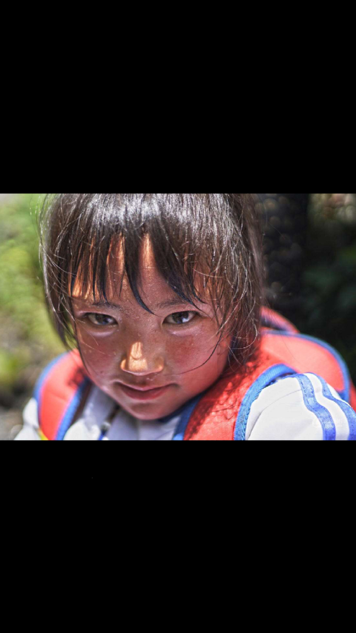 其实在中国仍有很多地方,穷人家的孩子想要上学真是一种奢侈!