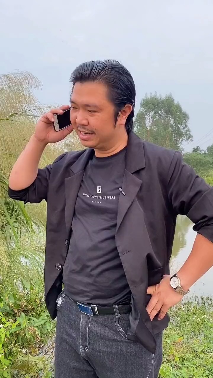 王老板叫员工开车去加油,半路却听信村长这番话?没想到