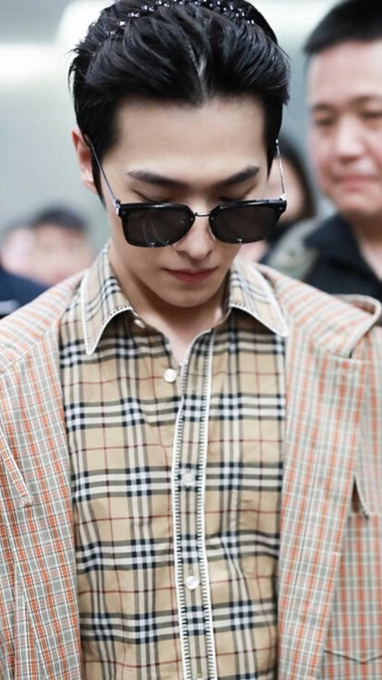 杨洋大背头化身霸道总裁告别小清新,带波浪发卡太苏了!