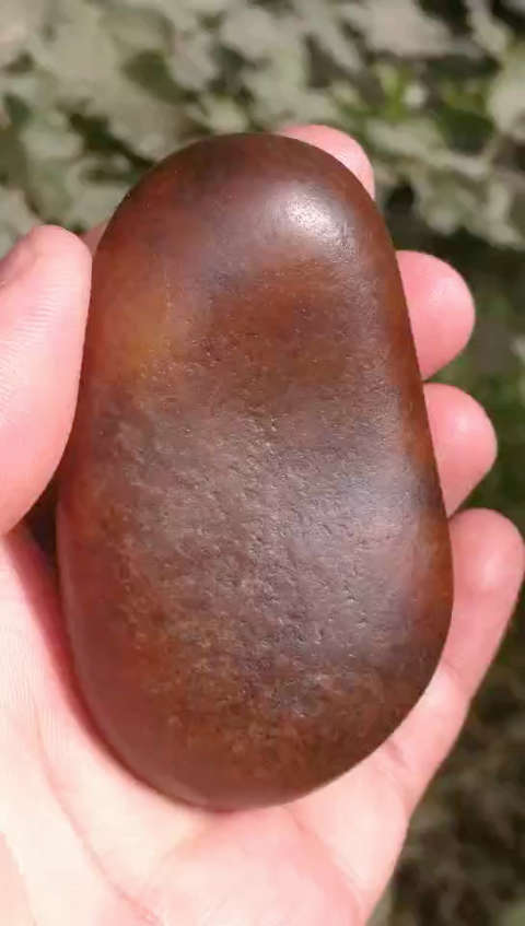 给大家介绍一款沁红皮石包玉籽料把件