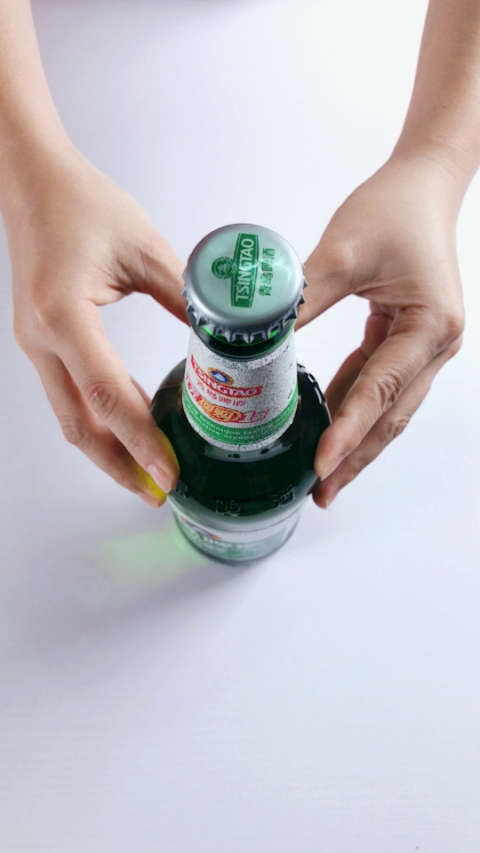 开啤酒瓶盖真容易,不用任何工具,单手一拧就开了,太厉害了!