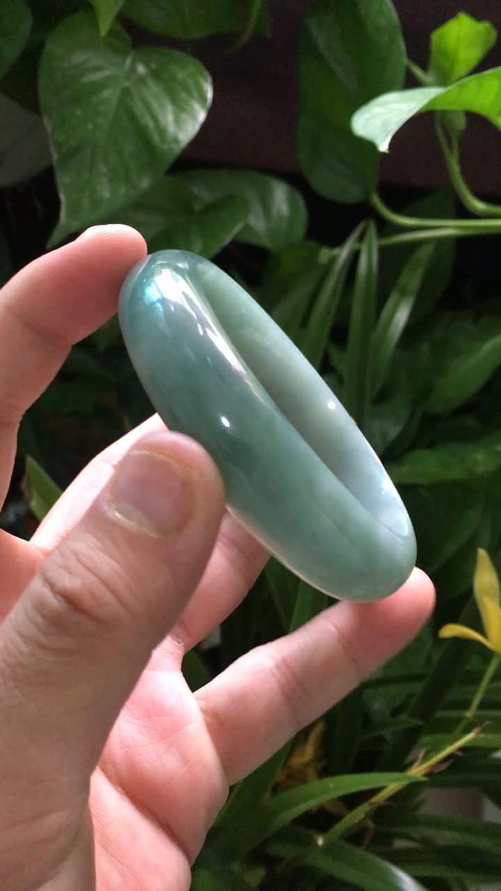 浅油青翡翠手镯,大气庄重
