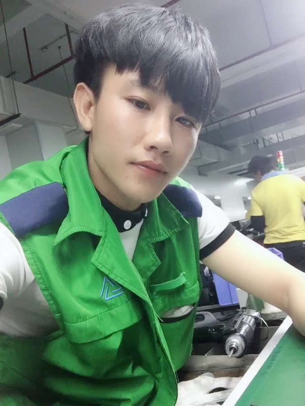 工厂上班的 男孩