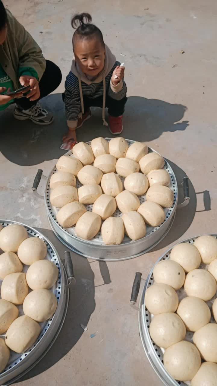 吃馍馍喽,纯手工馒头,婆婆蒸的跟过年类样,挣两大笼9090